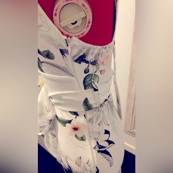 Size 6 NWT WIDE STRAP FLOUNCE FLORAL WHITE DRESS - Picture 6 of 11